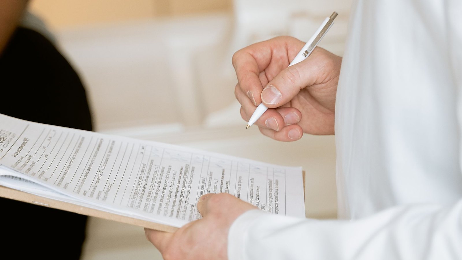 Médico registra informações clínicas durante avaliação da capacidade laboral