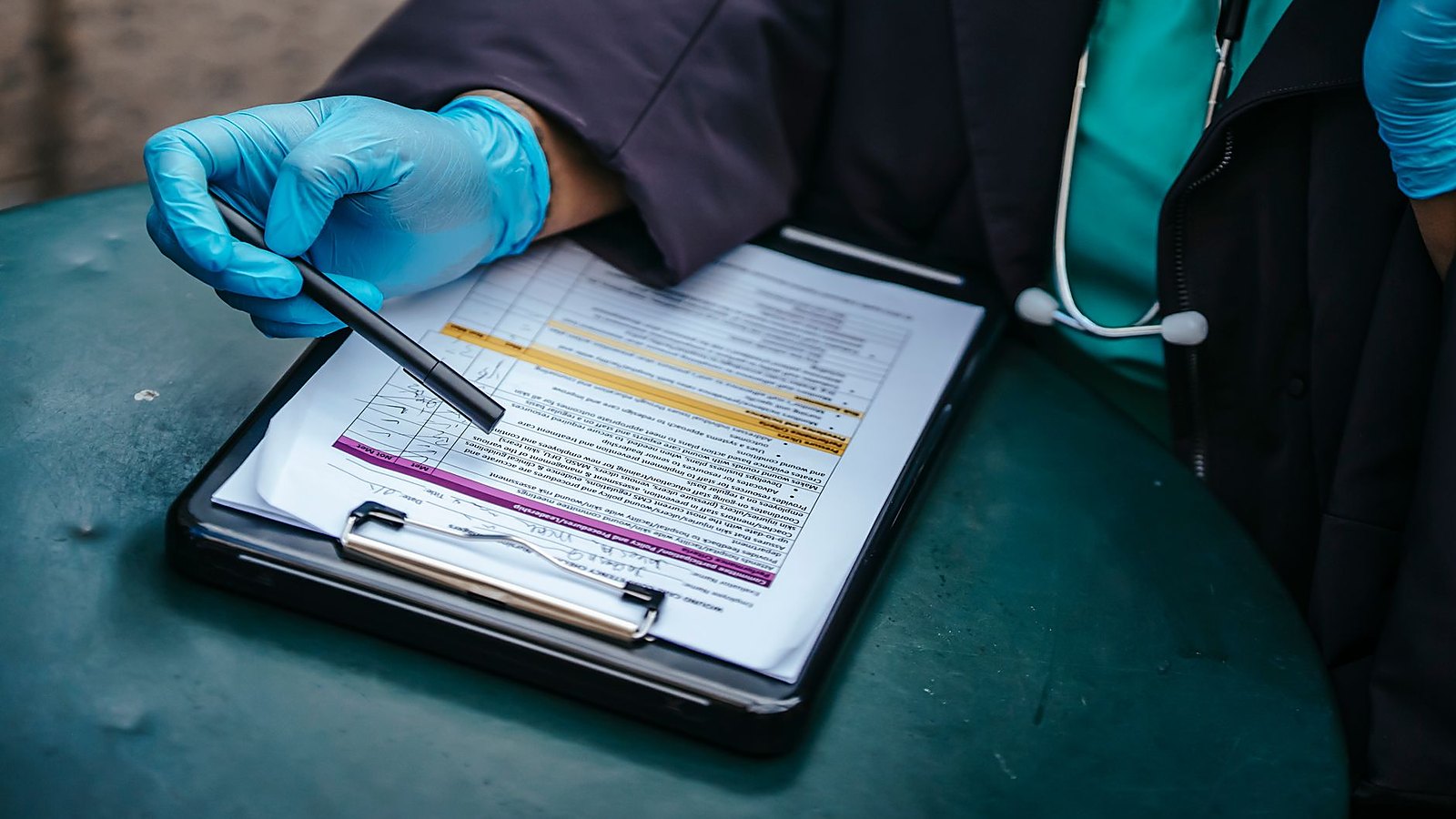 Profissional de saúde analisa formulário médico usado na avaliação da incapacidade