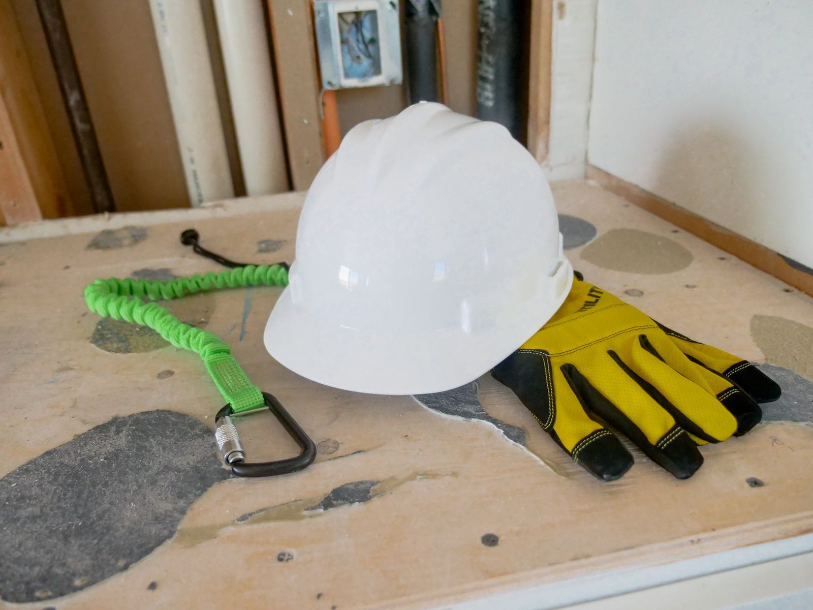 Capacete branco e luvas de protecao, equipamentos de seguranca do trabalho