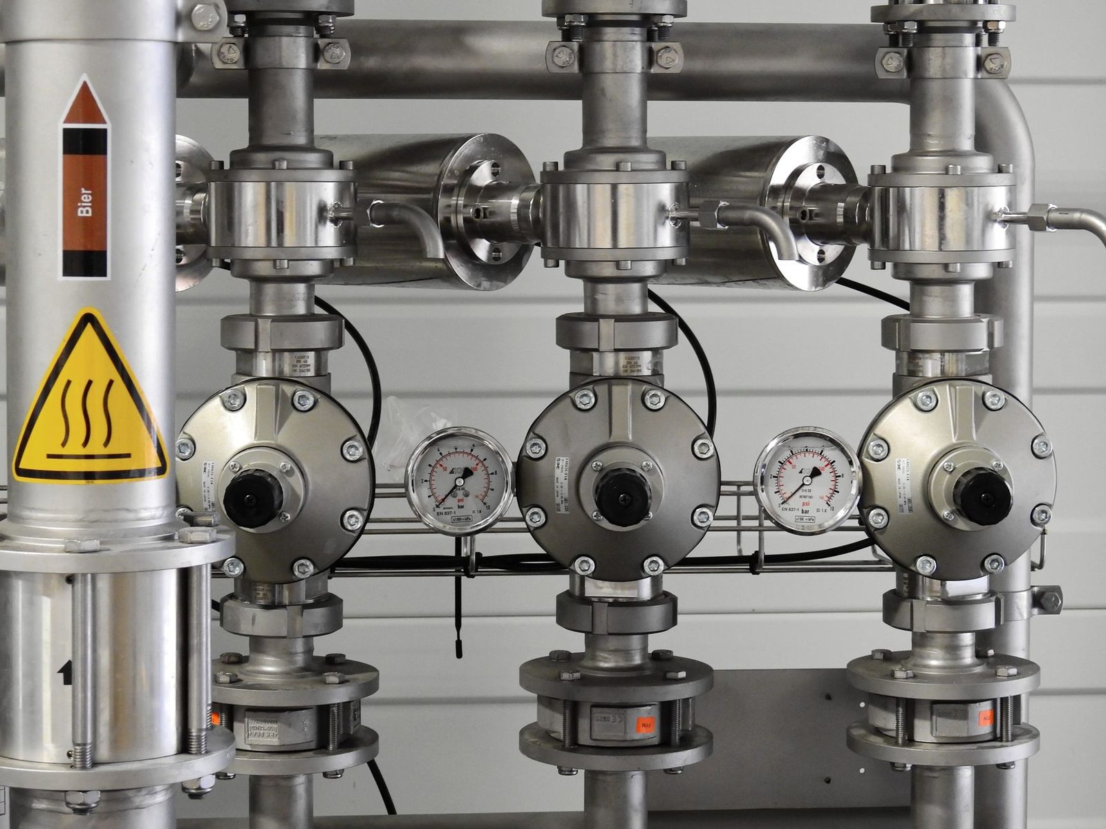 Equipamento industrial de aco inox em planta de processamento de alimentos