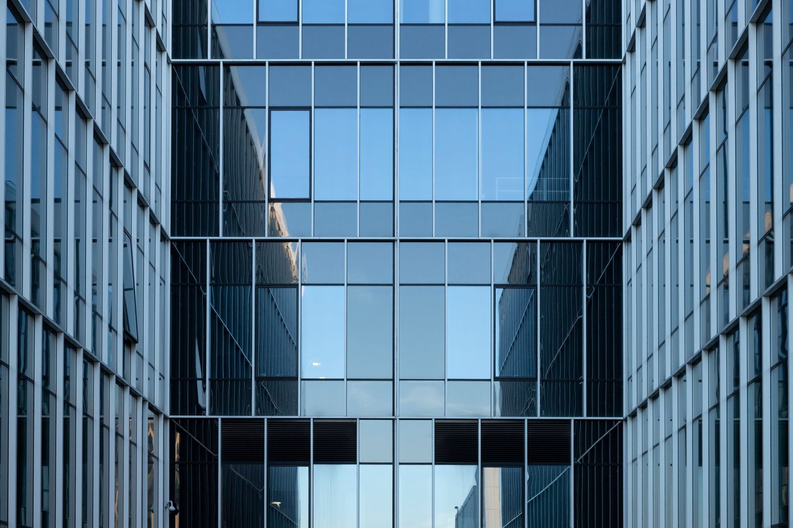 Fachada de vidro de edificio corporativo