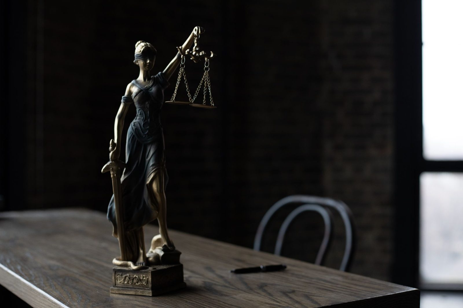 Estatua da Justica com a balanca, simbolo do devido processo legal