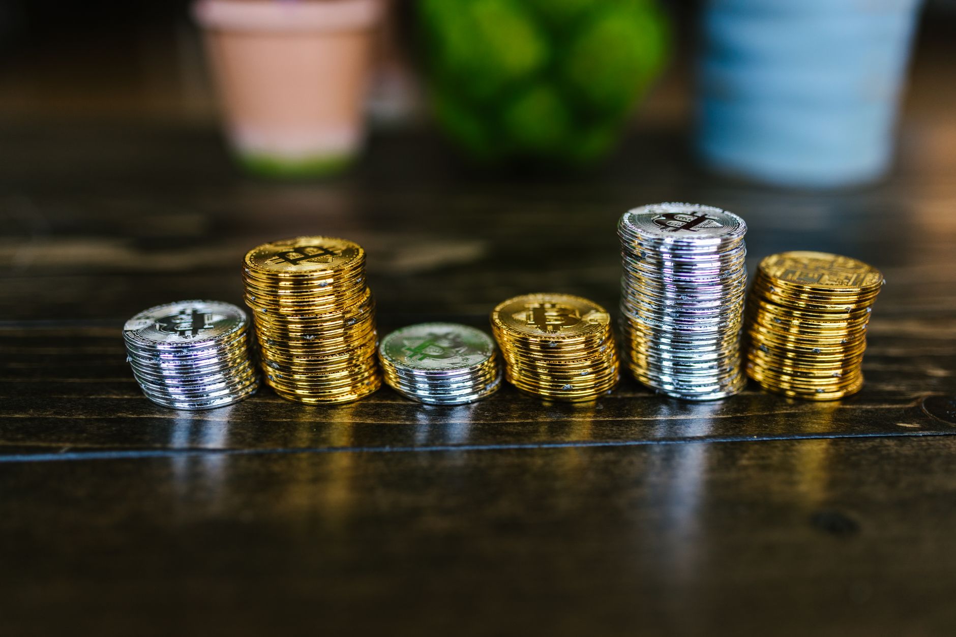 Pilhas de moedas sobre a mesa, foto que remete a valores e depósitos, sem pessoas.