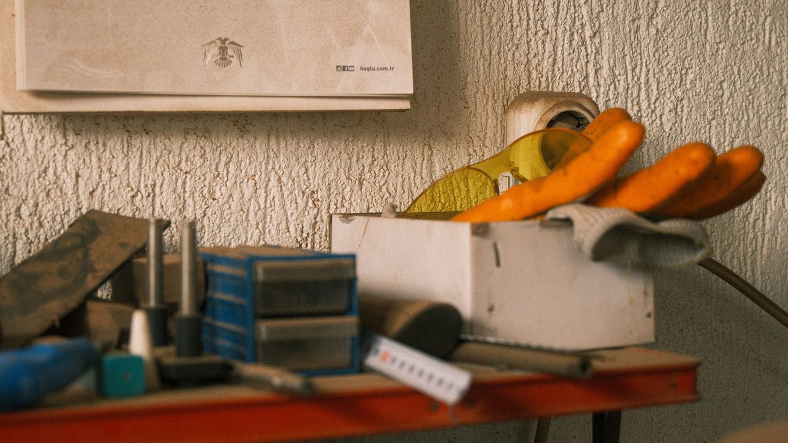 Luvas de proteção e equipamentos de segurança do trabalho sobre bancada