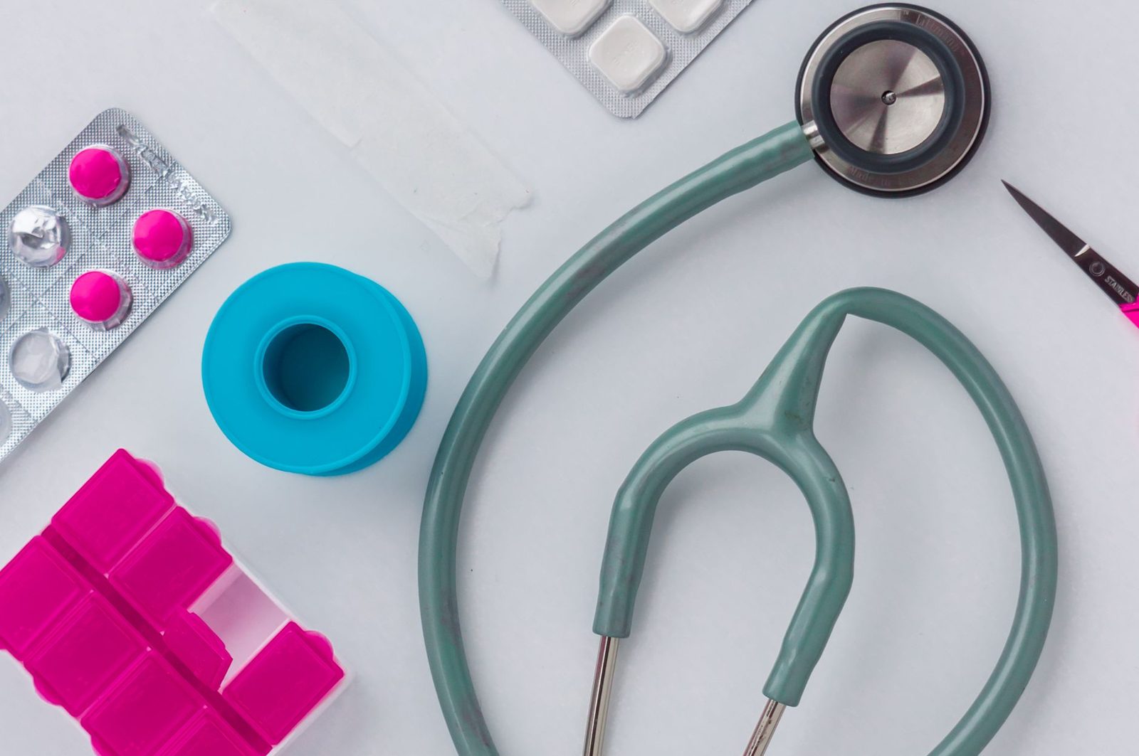 Estetoscópio e cartelas de medicamentos vistos de cima