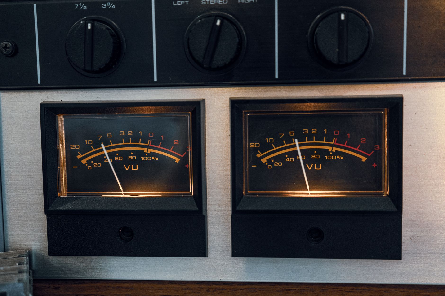 Medidores analógicos de nível sonoro do tipo VU, foto de instrumentos de medição, sem pessoas.