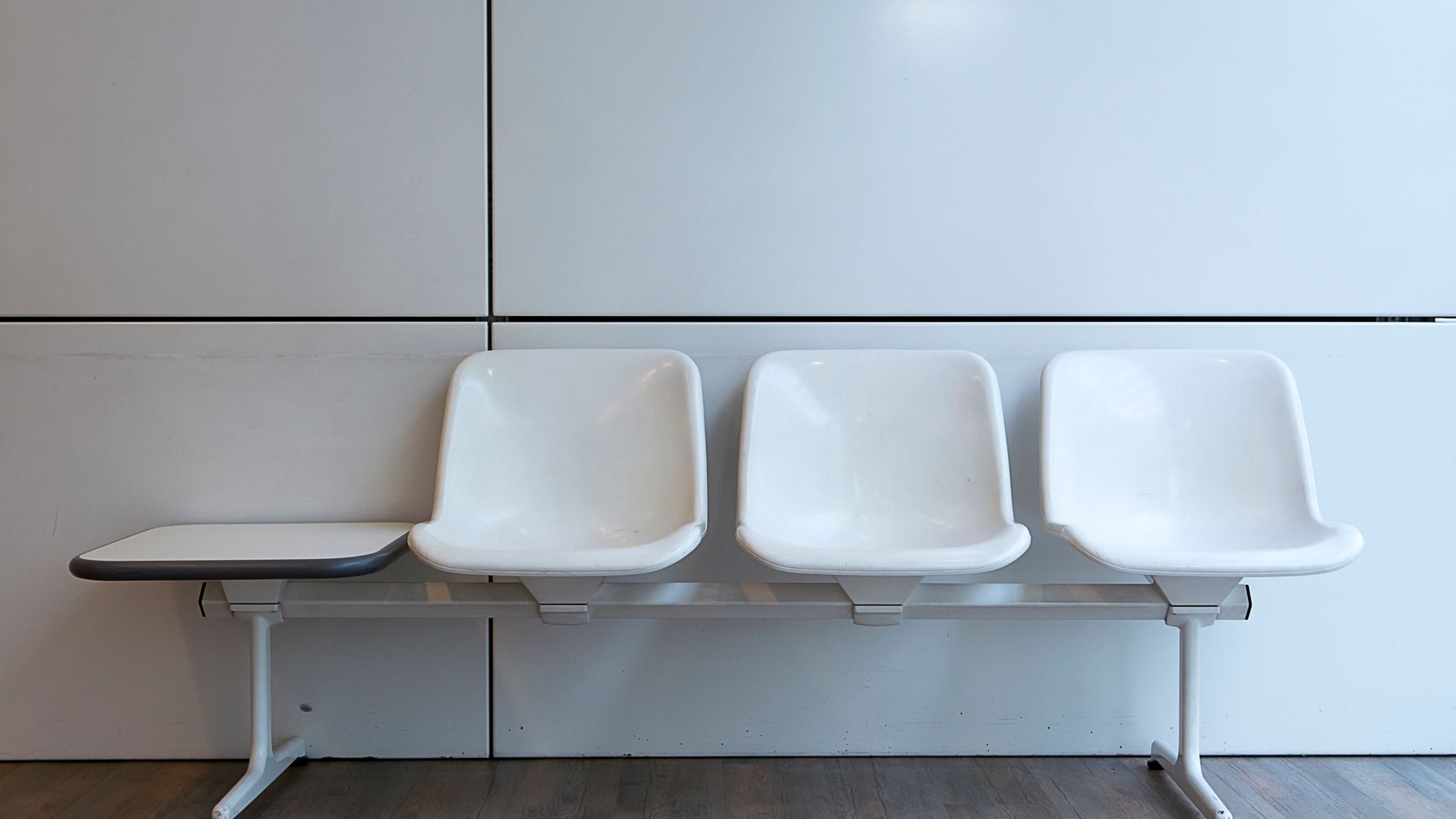 Cadeiras vazias de uma sala de espera, sem pessoas, evocando a fila e a espera do segurado pela resposta do INSS