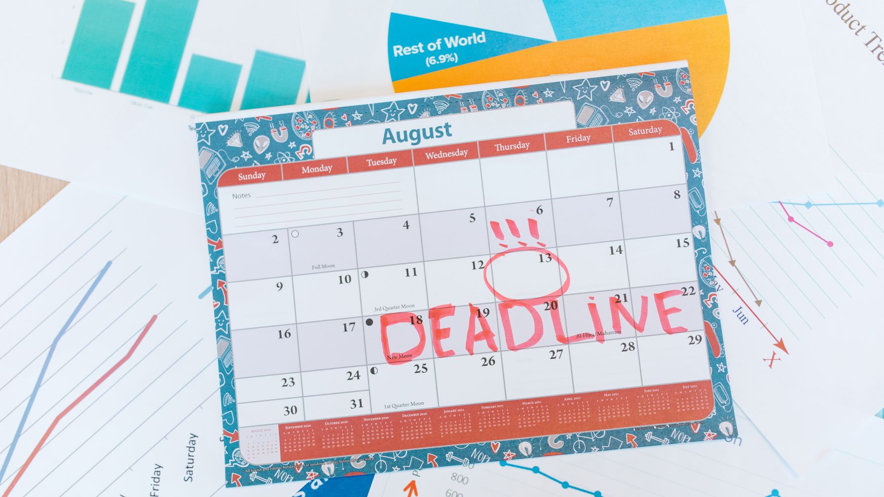 Calendário de mesa com caneta marcando uma data ao lado de documentos, ilustrando o prazo de 30 dias da carta de exigência do INSS e a ordem dos pedidos de acerto