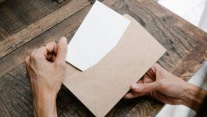 Carta de concessão aberta sobre uma mesa de madeira, ilustrando o documento que a viúva ou o viúvo aposentado recebe do INSS com o valor da pensão por morte acumulada com a aposentadoria